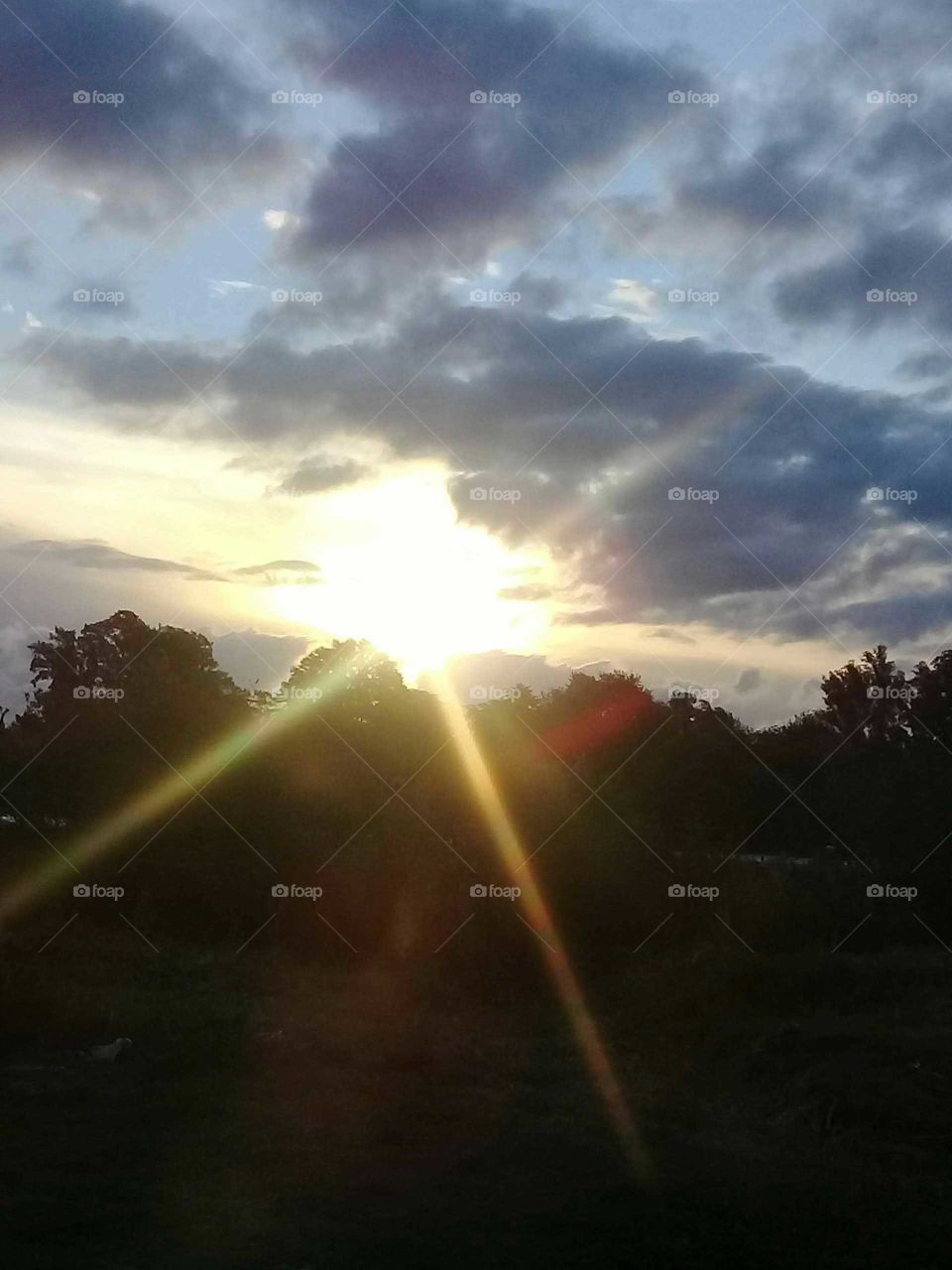 puesta de sol en un atardecer en el campo