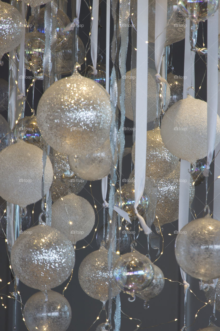 White round ornaments - baubles - vita silver kulor hänger