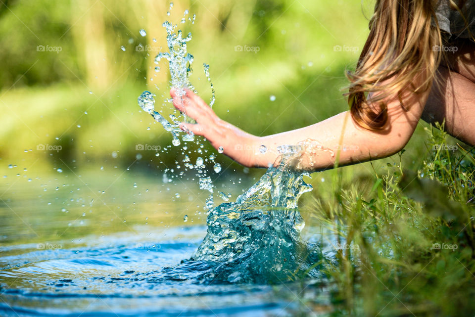 Splashing water 