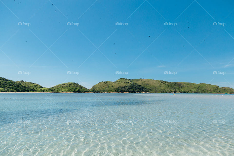 Praia com paisagem linda e fantástica no Brasil, na região do Lagos no Rio de Janeiro, em Búzios. Uma ilha incrível de conhecer!