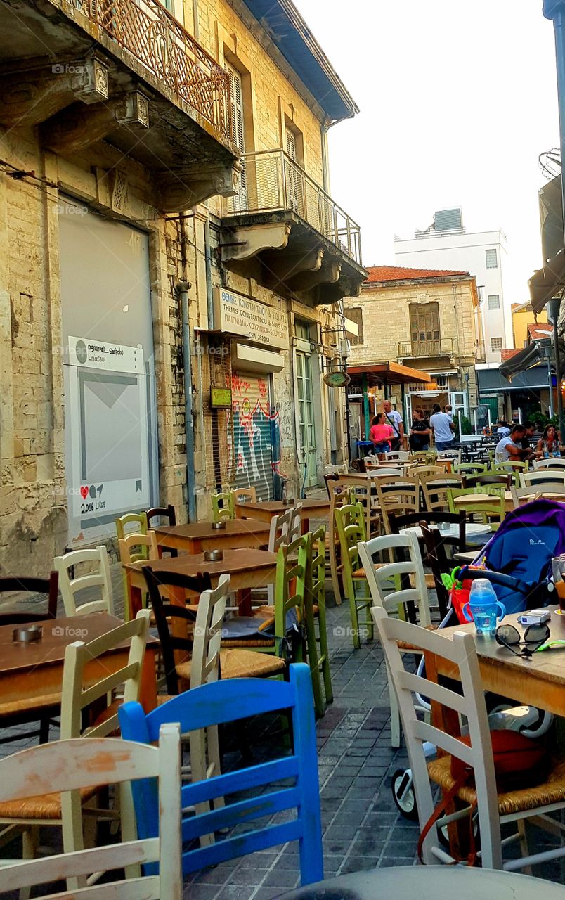 A stroll inside old and traditional markets and coffee shops