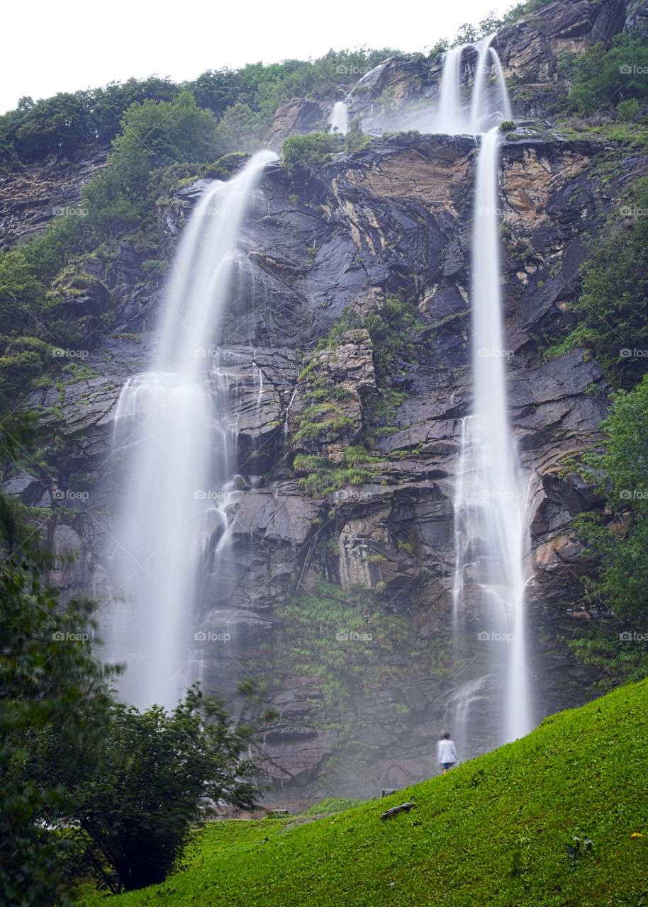 Admiring the waterfall. The two leaps of the spectacular Acquafraggia waterfall.