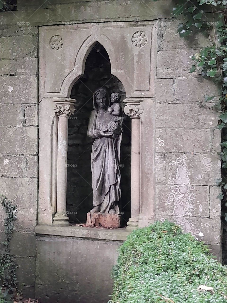 Mother and child, Mary statue