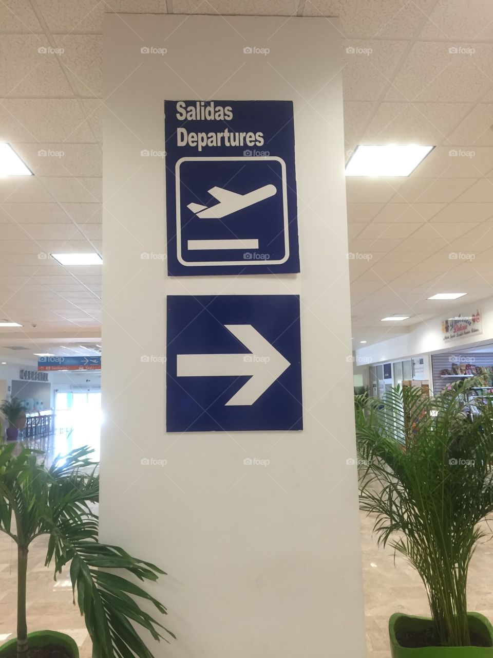 Airport exit sign English and Spanish