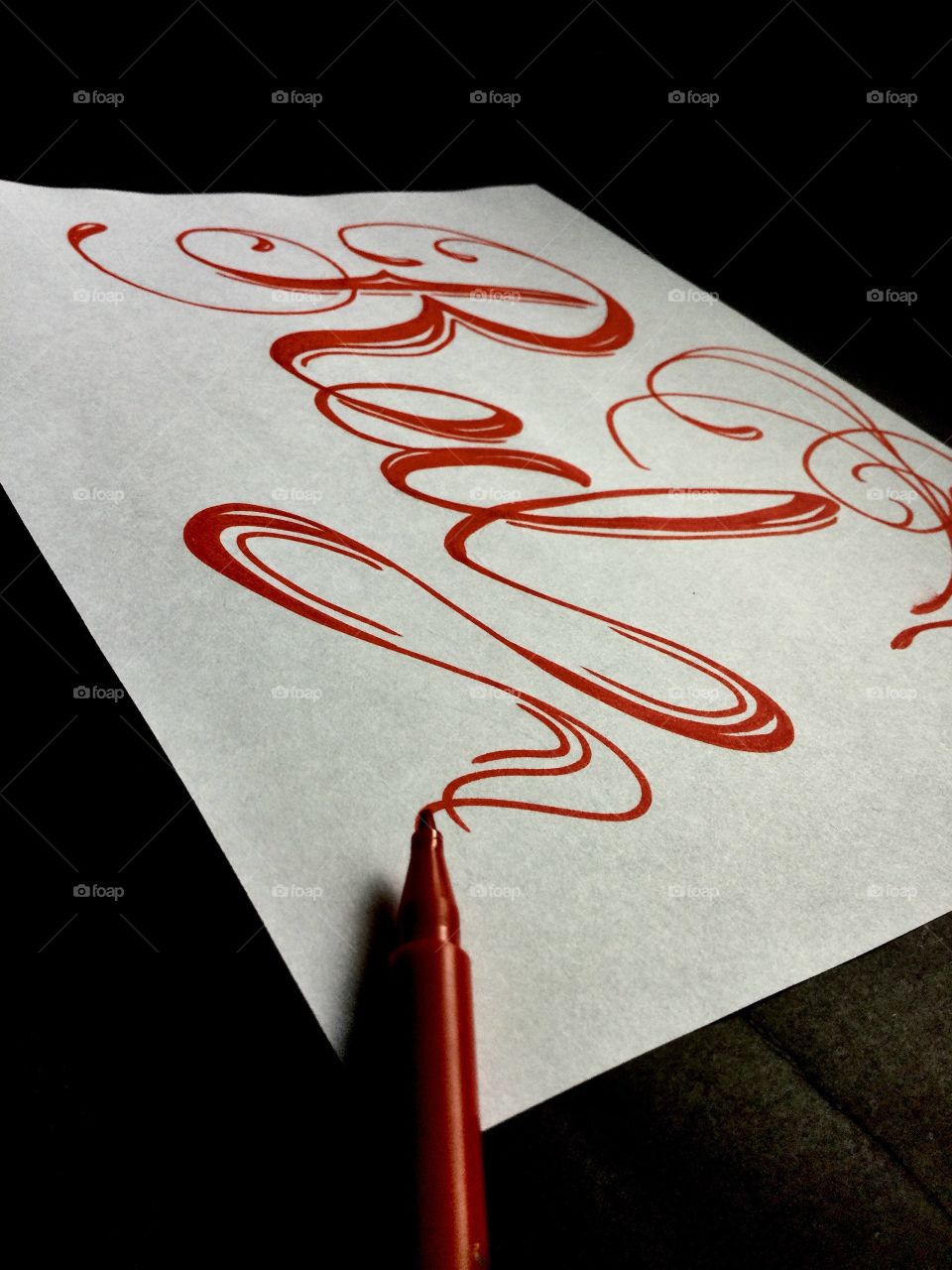 Red, dibujo en rojo de la palabra red en cursiva, con marcador. Arte de un solo color