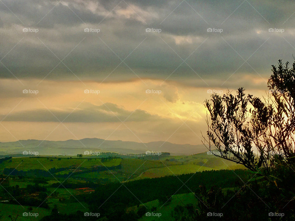 18h00 in Tuiuti - SP. At this point we are, 1000m altitude.  How beautiful Brazil is!  And look at that light! / 18h00 em Tuiuti - SP. Neste ponto que estamos, 1000m de altitude. Como o Brasil é bonito! E olhe essa luz!