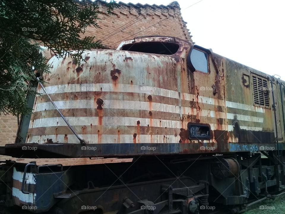 No complexo FEPASA, em Jundiaí, no Museu Ferroviário, há essa locomotiva abandonada. Uma pena...