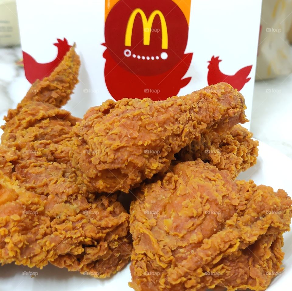 Spicy 🔥 chicken 🐔🍗 dish from Mc Donald's😋 moment at evening snack crunching is most delicious 🤤 tempting time.