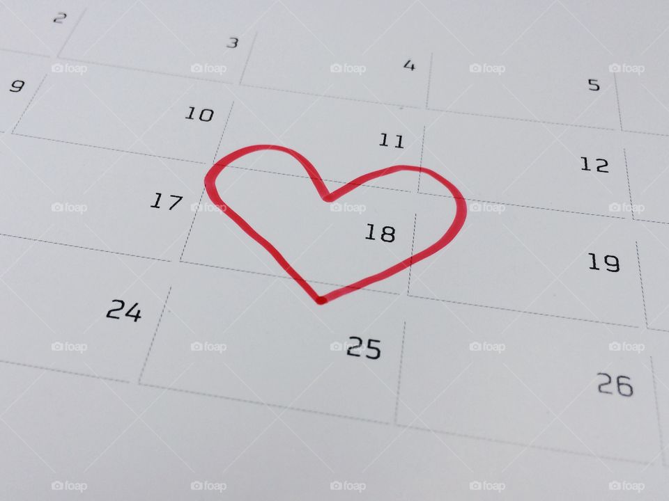 a red heart mark on the date 18th on calendar as a special day 