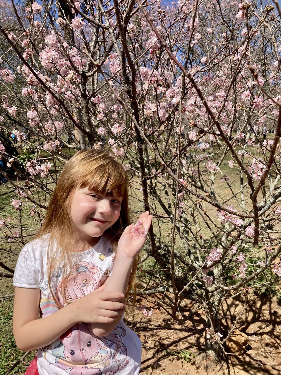 🇺🇸 Remembering a happy day, among cherry trees! How I love my little girl and spring… / 🇧🇷 Relembrando um dia feliz, entre cerejeiras! Como eu amo minha filhota e a primavera…