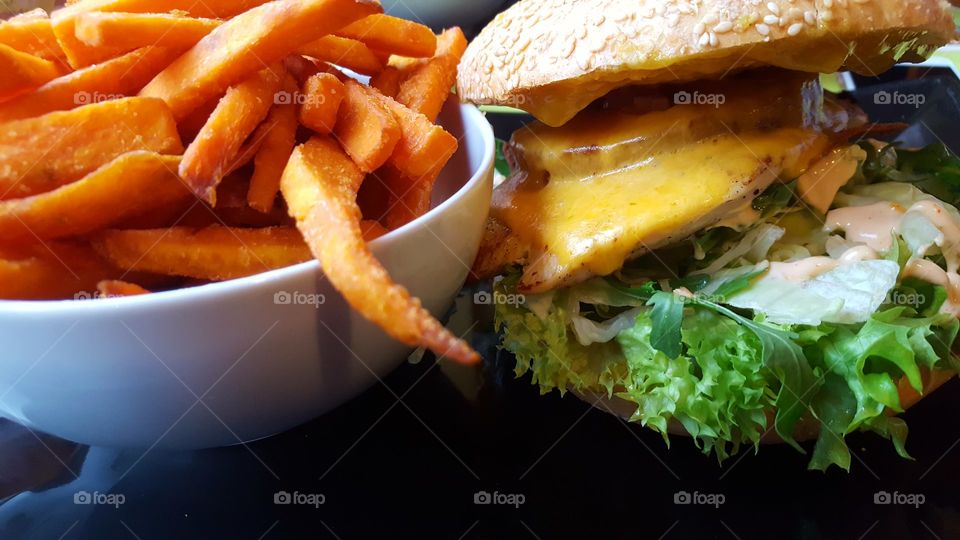 Burger mit Süsskartoffeln