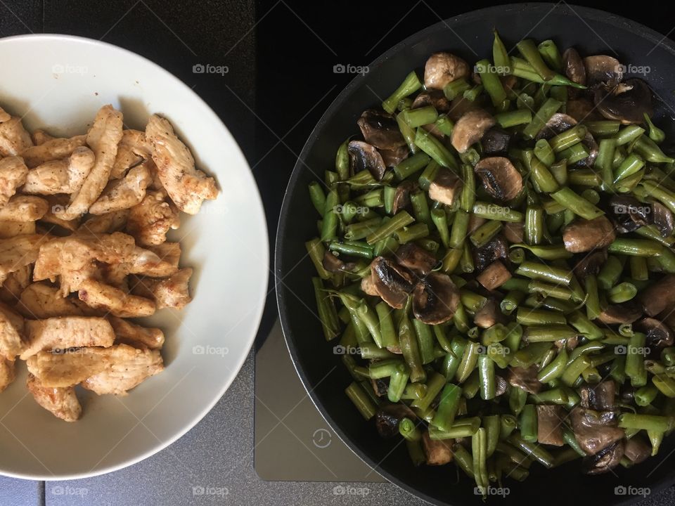 Fried chicken and mushrooms with green beans