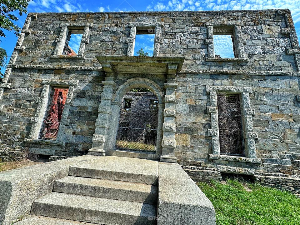 Ruined mansion in Maine 