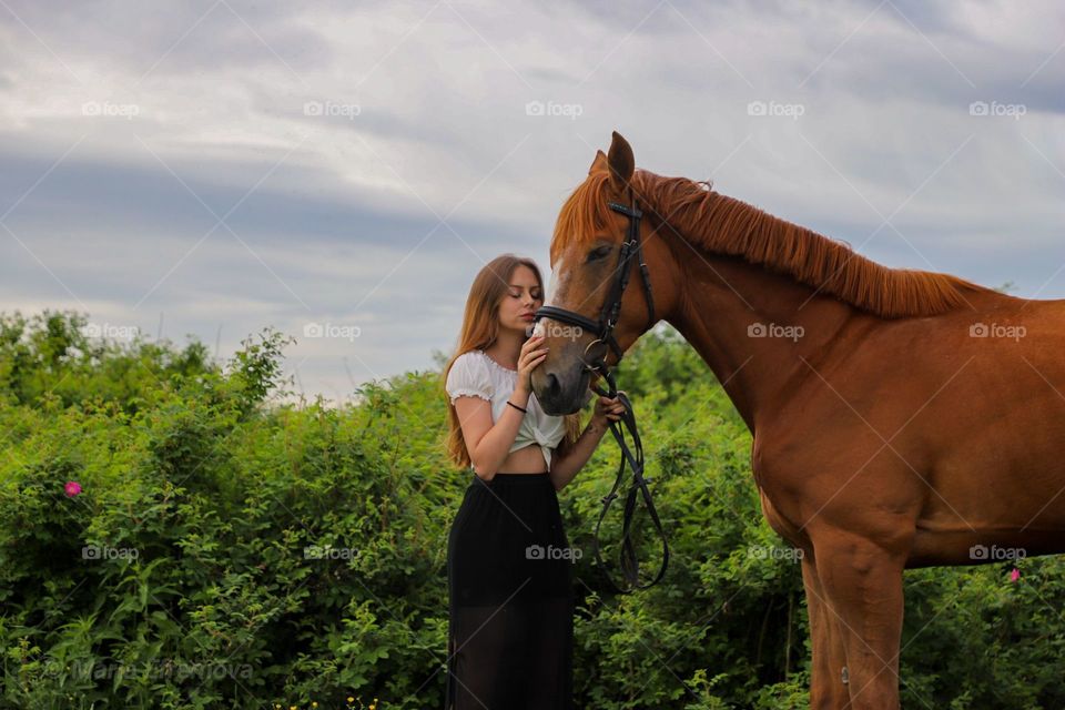 Девушка с рыжей лошадью