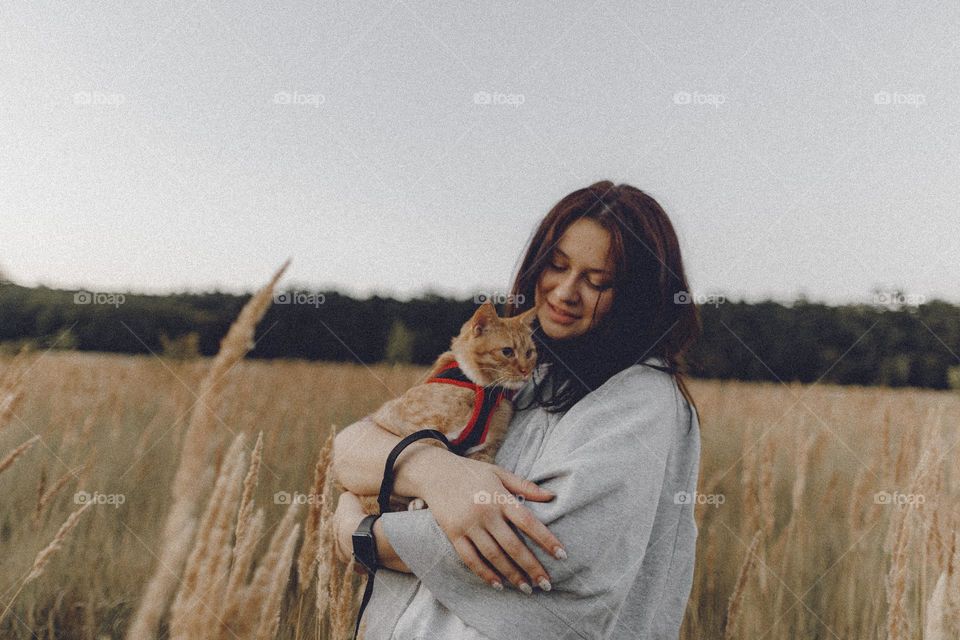 Girl and red cat, natural 