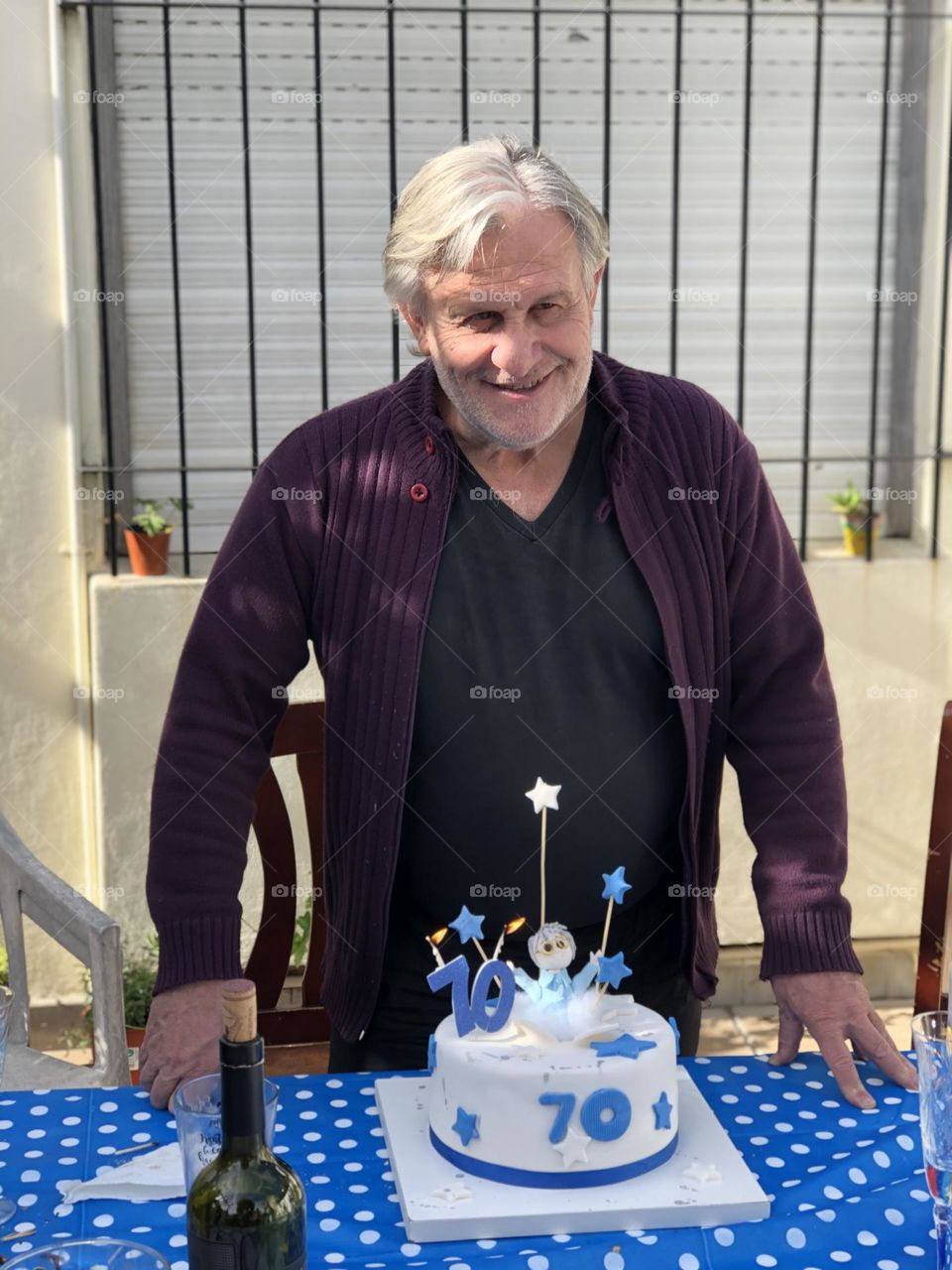 Padre Festejo Cumpleaños Reunión Torta Velas Alegria Aniversario Saludos Sonrisas