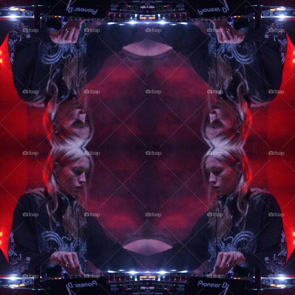 Dj играет свою прекрасную музыку