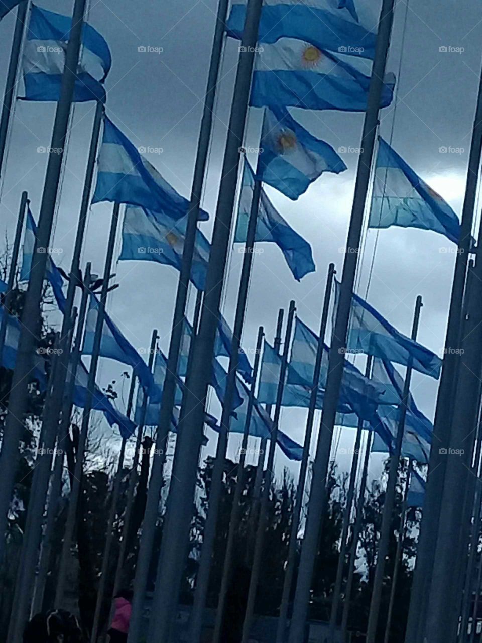 plaza de banderas de un parque temático itinerante