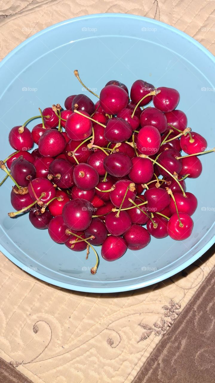 A bowl of cherry red fruit !