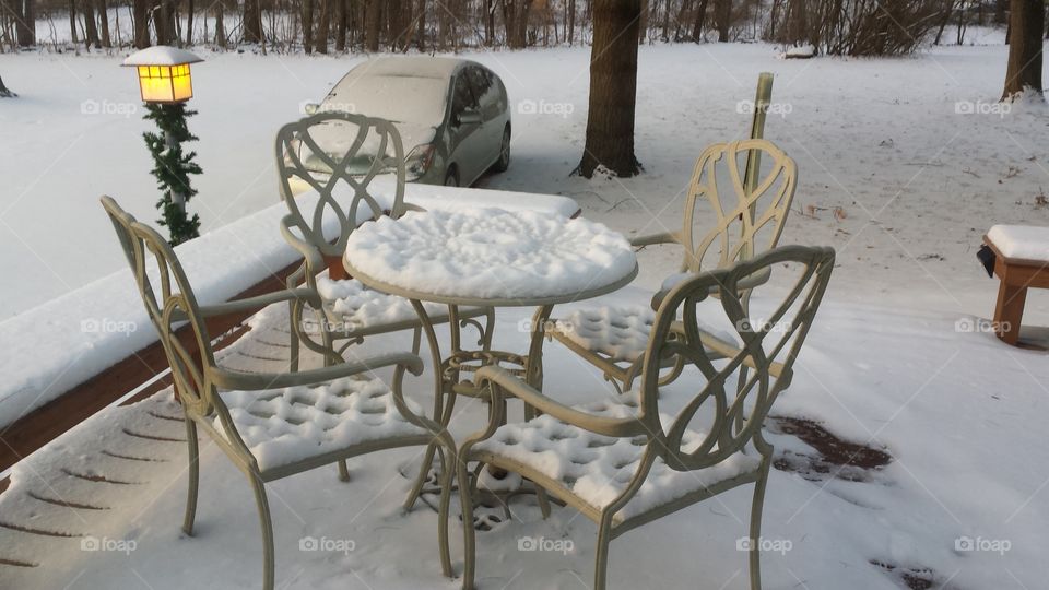 snow pattern table and chairs