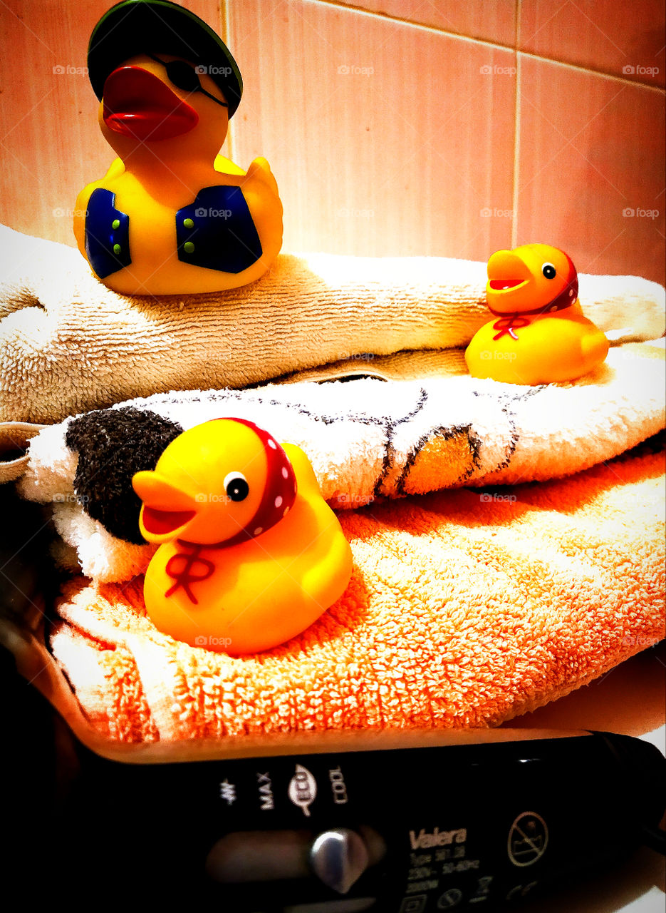 Three polymer ducklings on three towels