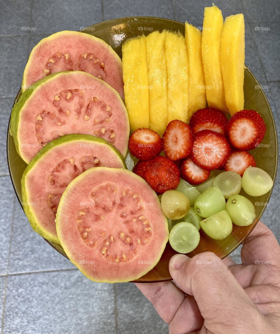 🇺🇸 Afternoon fruit time to bring health to children: today we have grava, mango, strawberry, grape and... affection! All fresh!  / 🇧🇷 Hora das frutas da tarde para trazer saúde às crianças: hoje temos goiaba, manga, morango, uva e... carinho!