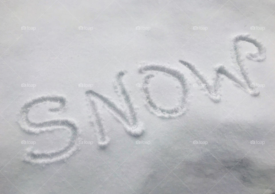 The word ‘snow’ written in the snow