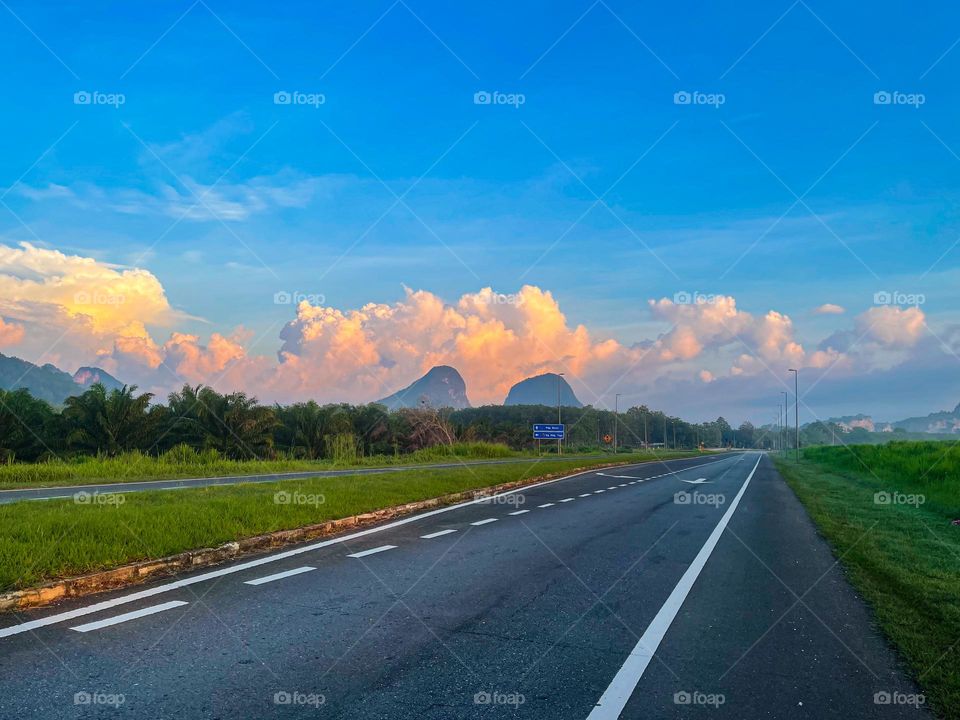 Beautiful scenery early in the morning by the roadside 