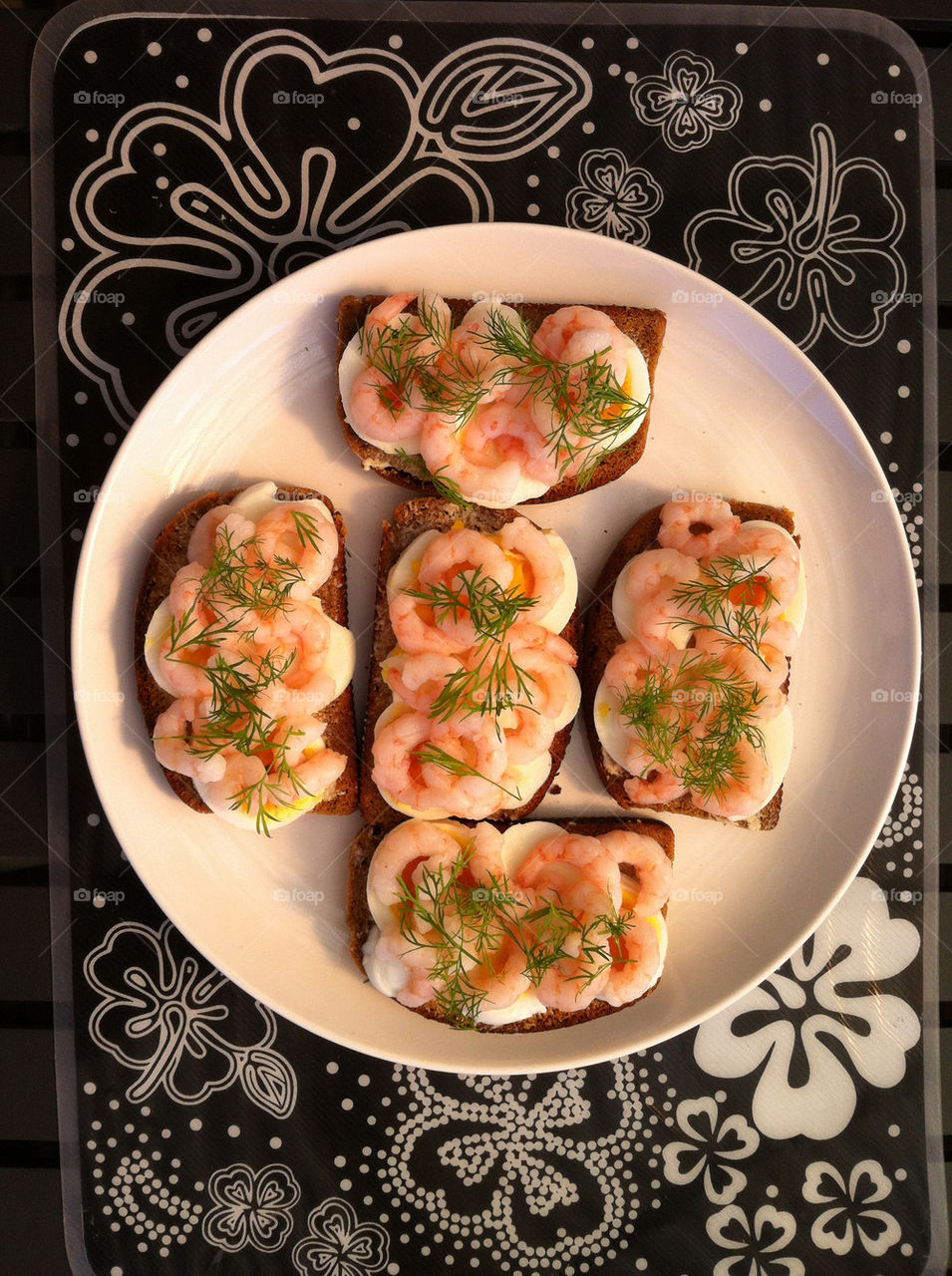 white food plate mat by hookolsson