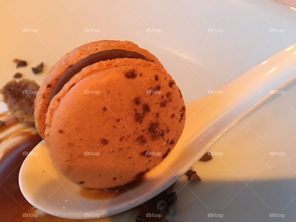 Salted caramel macaroon