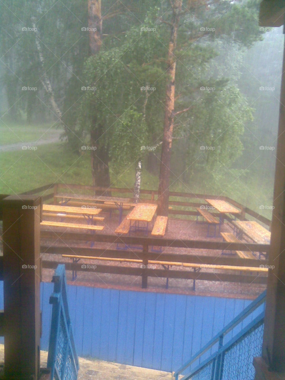 ffotomir дождь стол скамейки трава