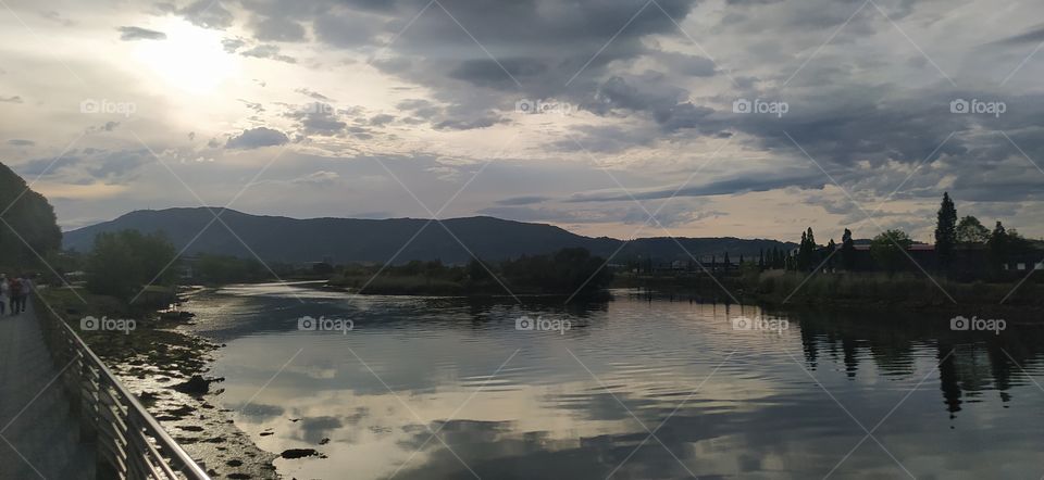 Reflejose las nubes de un bello atardecer
