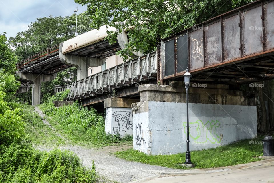I don’t really like cloudy days, but the clouds certainly set their places well in this rustic atmosphere in Morgantown, WV, USA. 