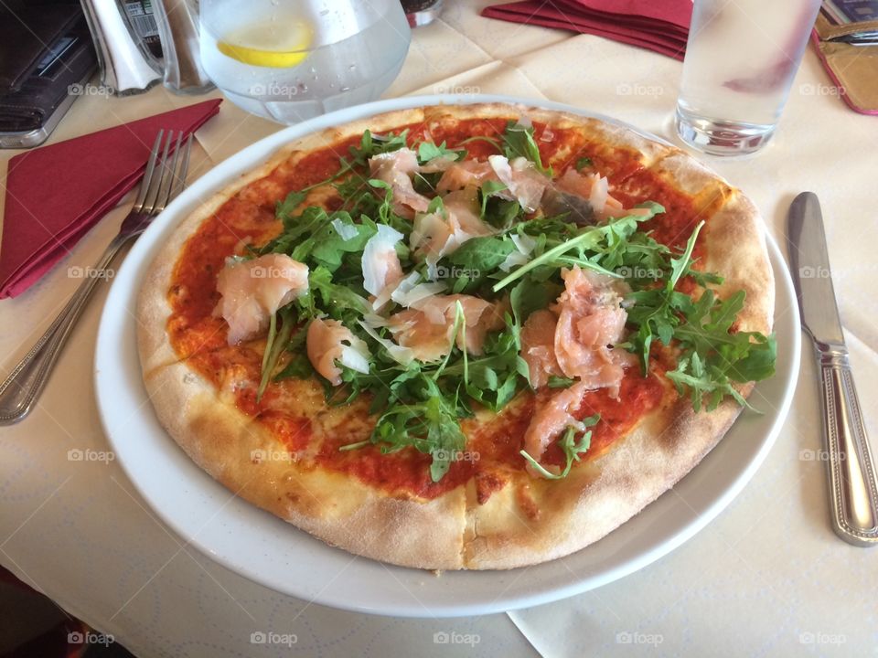 Pizza with salmon and rocket