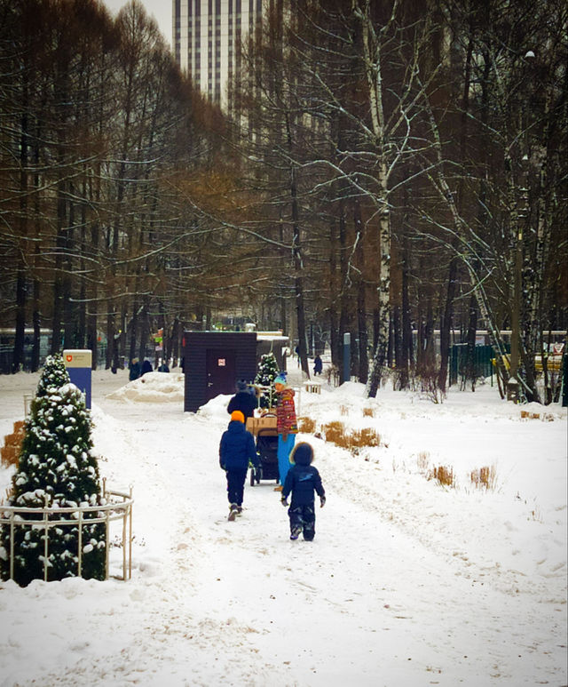 A large family leaves the park after a walk