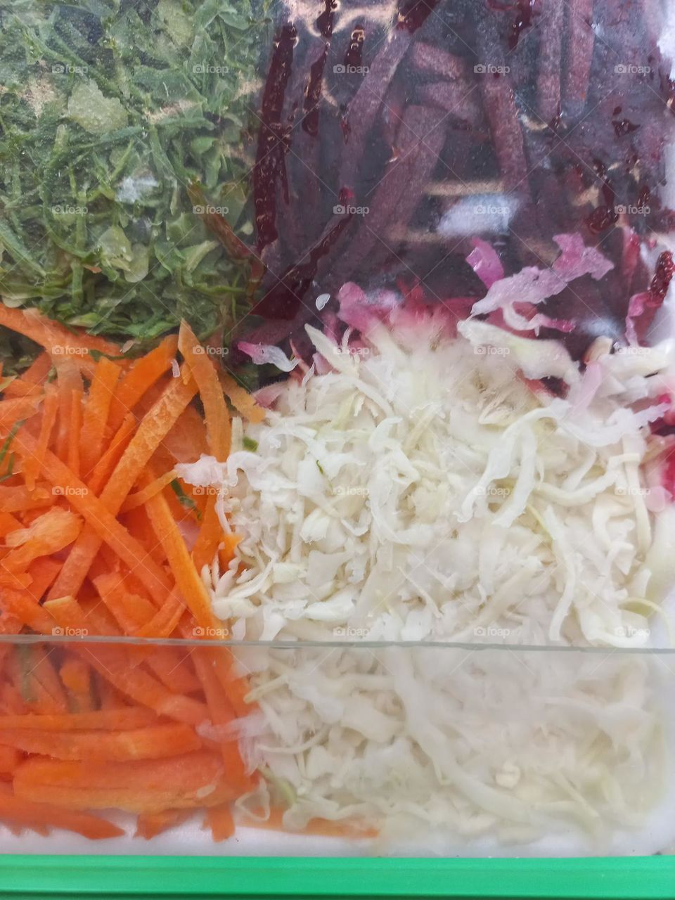 Salada com quatro deliciosos vegetais: beterraba, couve, cenoura e repolho. Deliciosa e  muito nutriente.