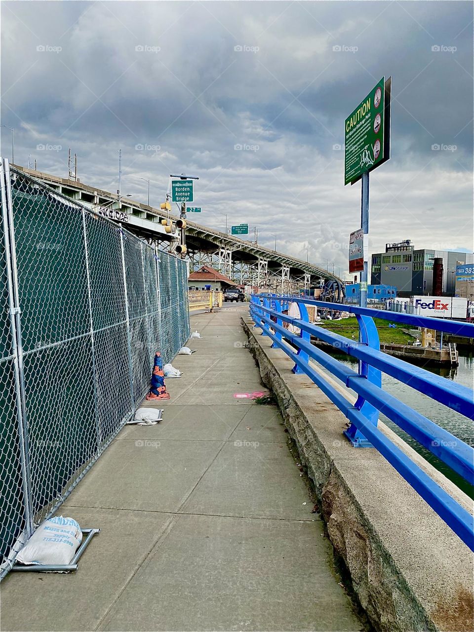 This is the “Borden Avenue Bridge” crossing the “E River” at “Dutch Kills” which is just like “Newtown Creek” an ocean inlet. Because of its protective qualities this geographical status quo is ideal to accommodate boats. 2023. Hypnotic Productions