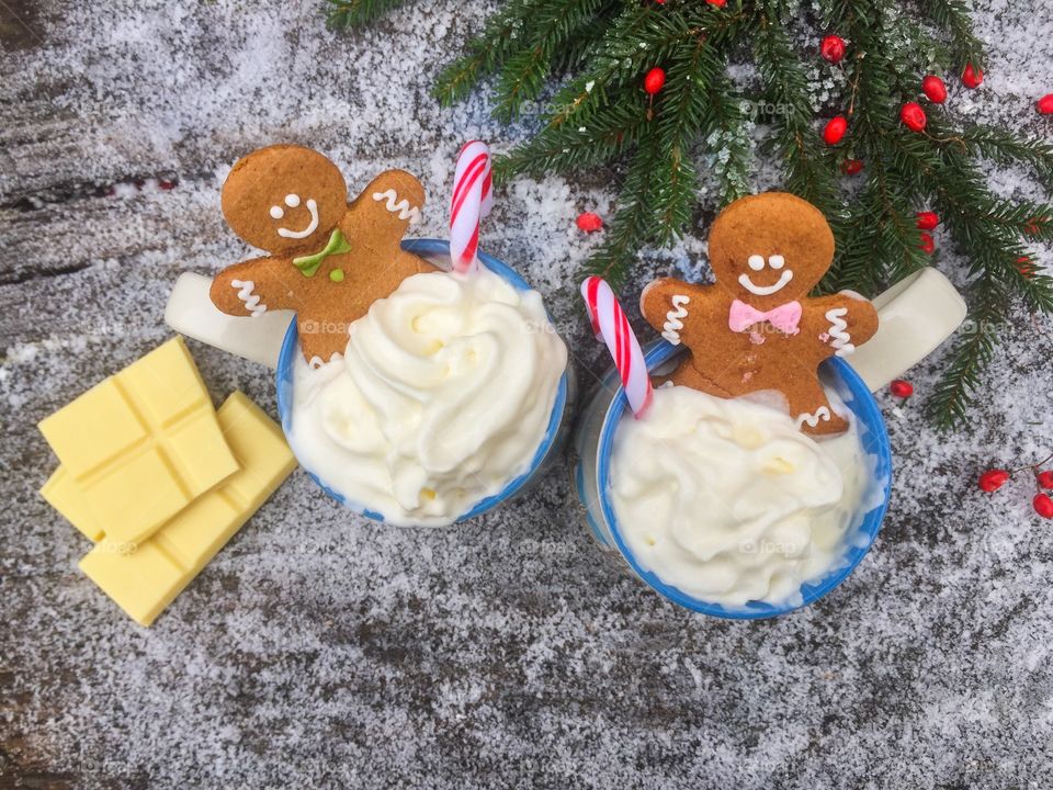 Hot white chocolate with gingerbread cookie