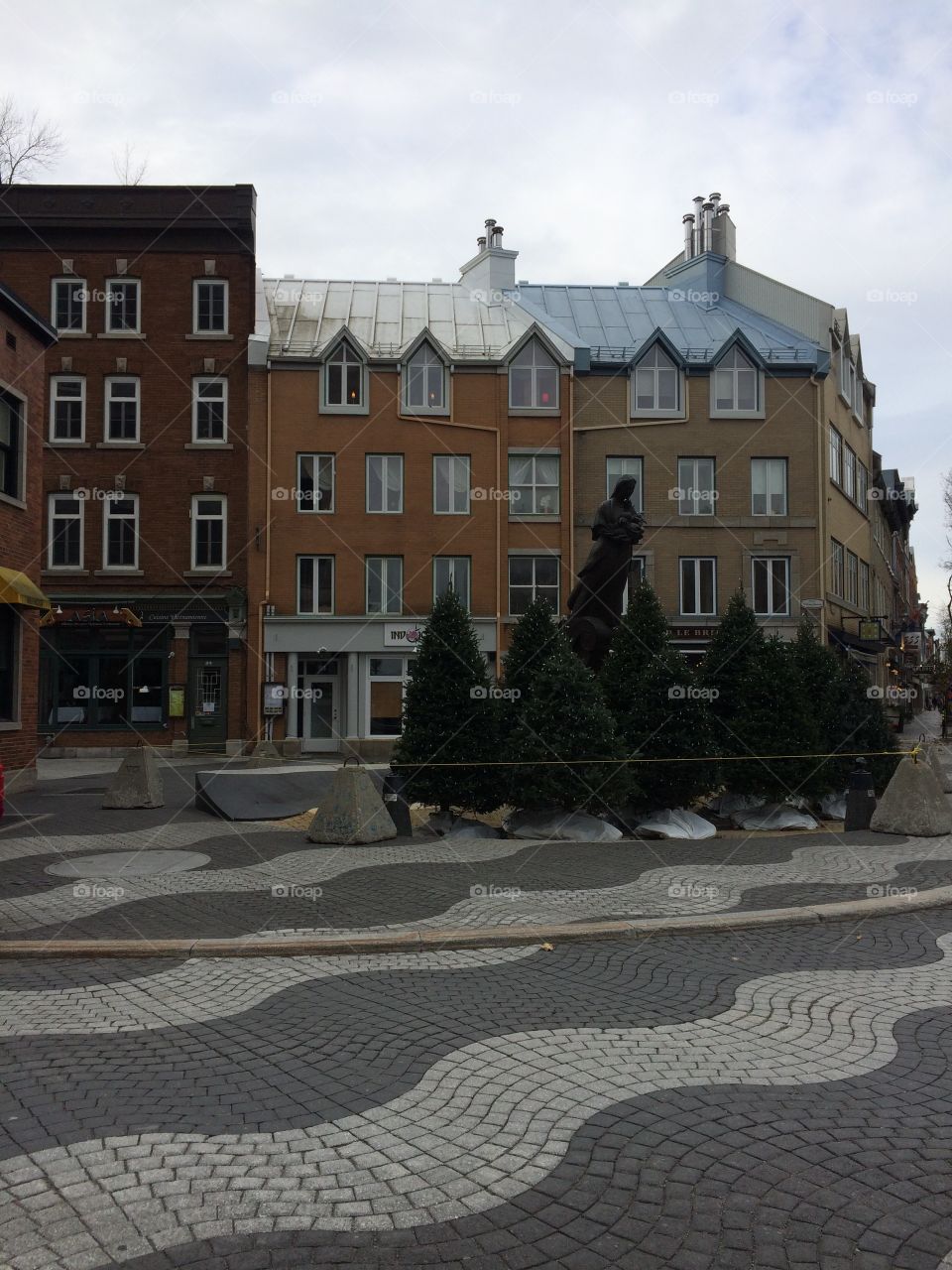 Cobblestone streets and Christmas decorations in Old Town Quebec 