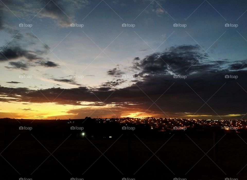 Strolling along rural roads at sunset is magical... seeing the city lights in the distance and admiring the colorful sky that opens on the horizon!