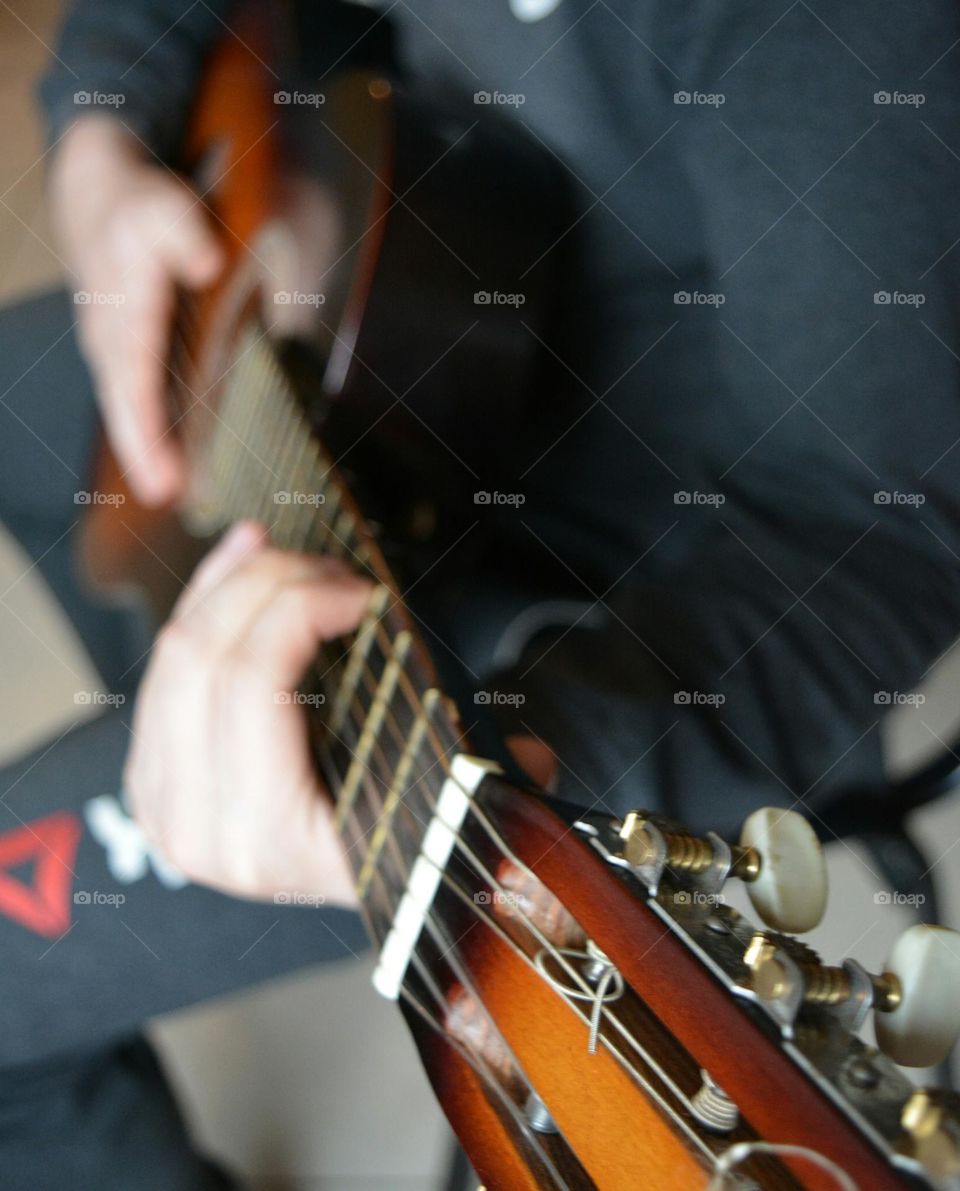 person playing on a guitar 🎸