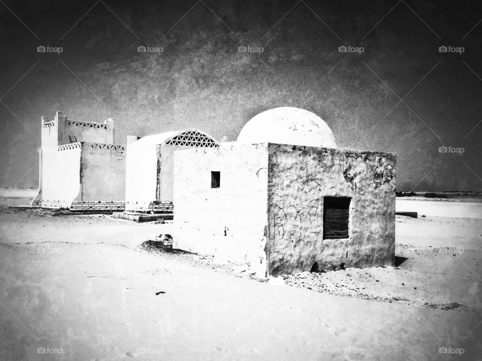 A picture of some small houses on the road of oases in Egypt shows the extent, accuracy and simplicity of architecture in design