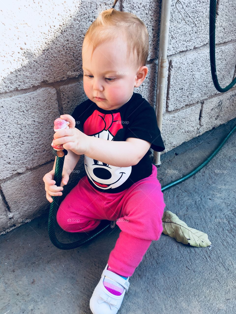 Brincando de maneira inocente com a bonequinha. Ô inocência bendita... muito bom. 