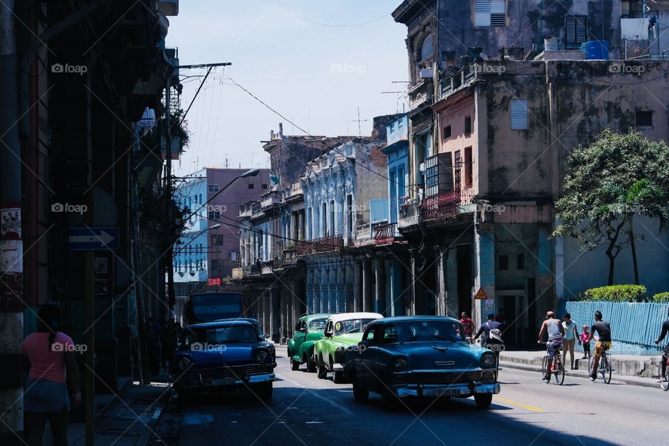The streets of Havanna: old cars and colourful buildings 