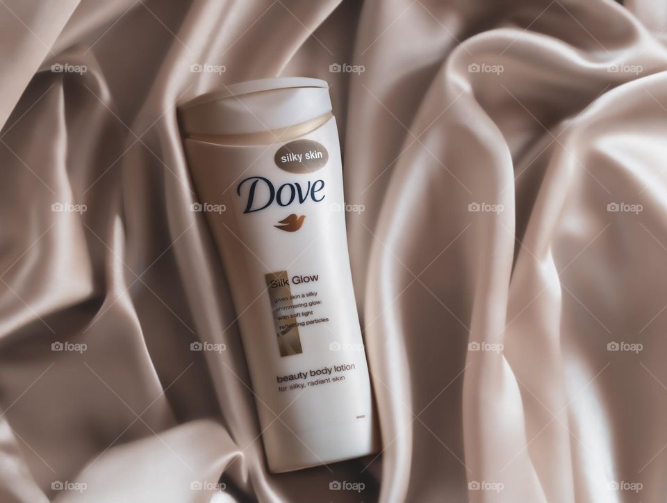 Dove Silk Glow displayed on a rose platinum, silky fabric