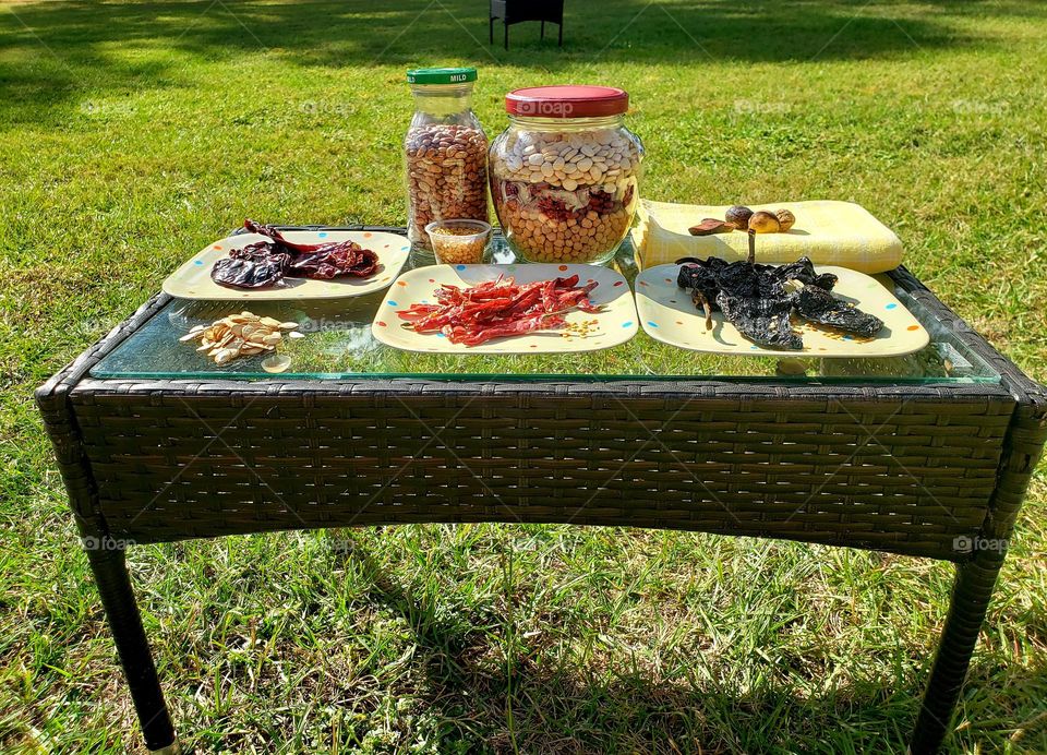 mesa con varias semillas y frutos naturales,toma artística de semillas