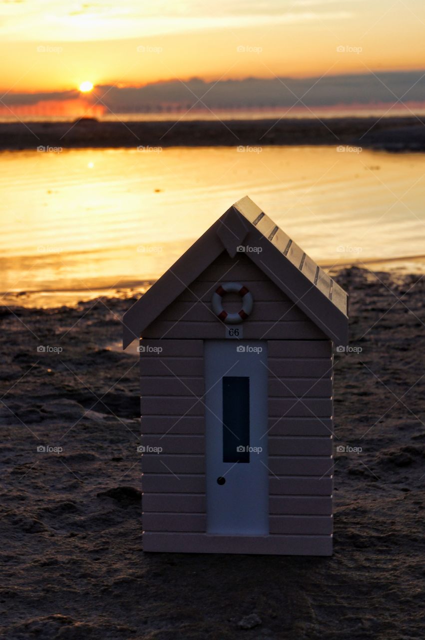 Beachhut in sunset