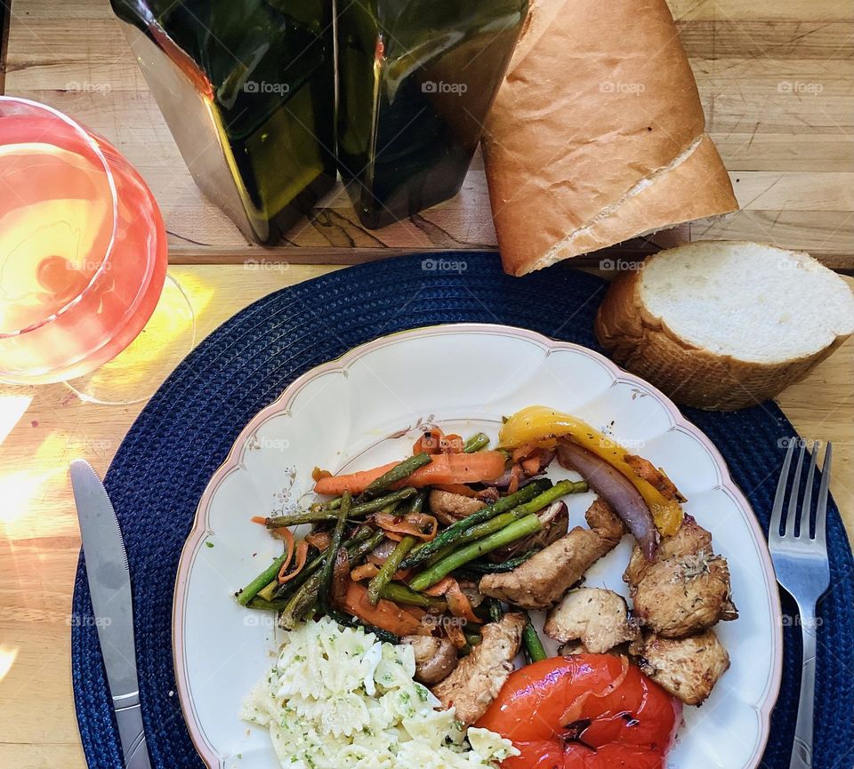 Pollo frito con guarnición,pasta y hiervas 