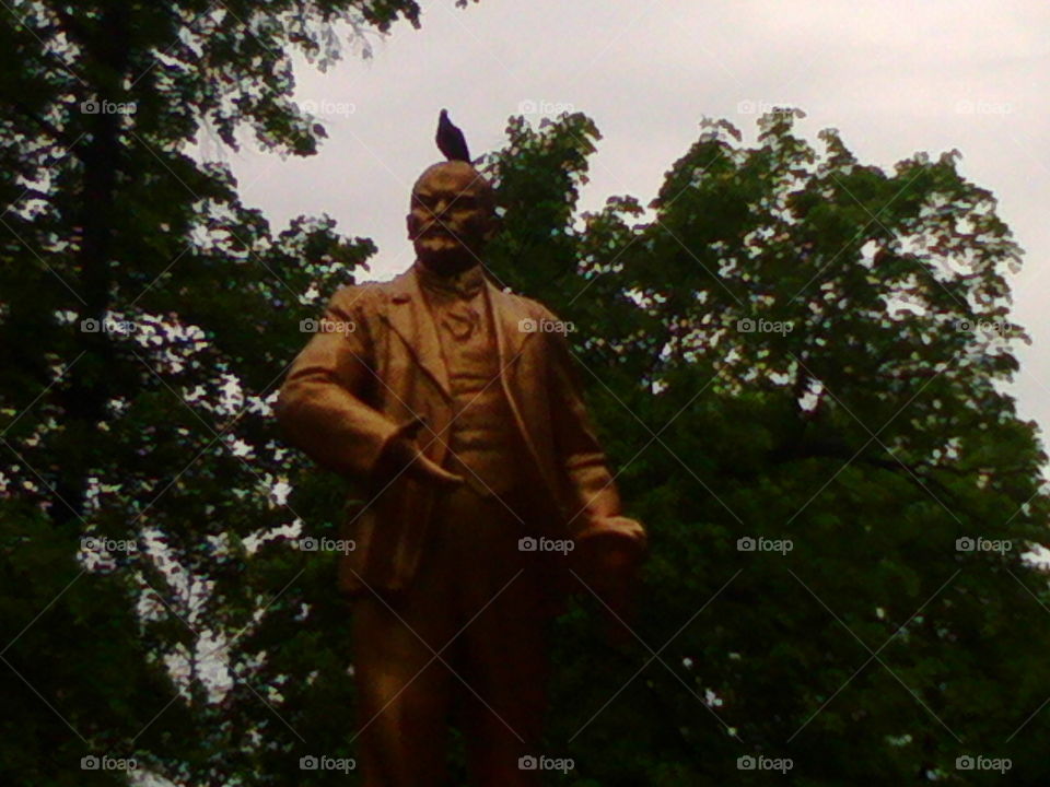 Памятник вечно живому В.И.Ленину с голубем на голове.