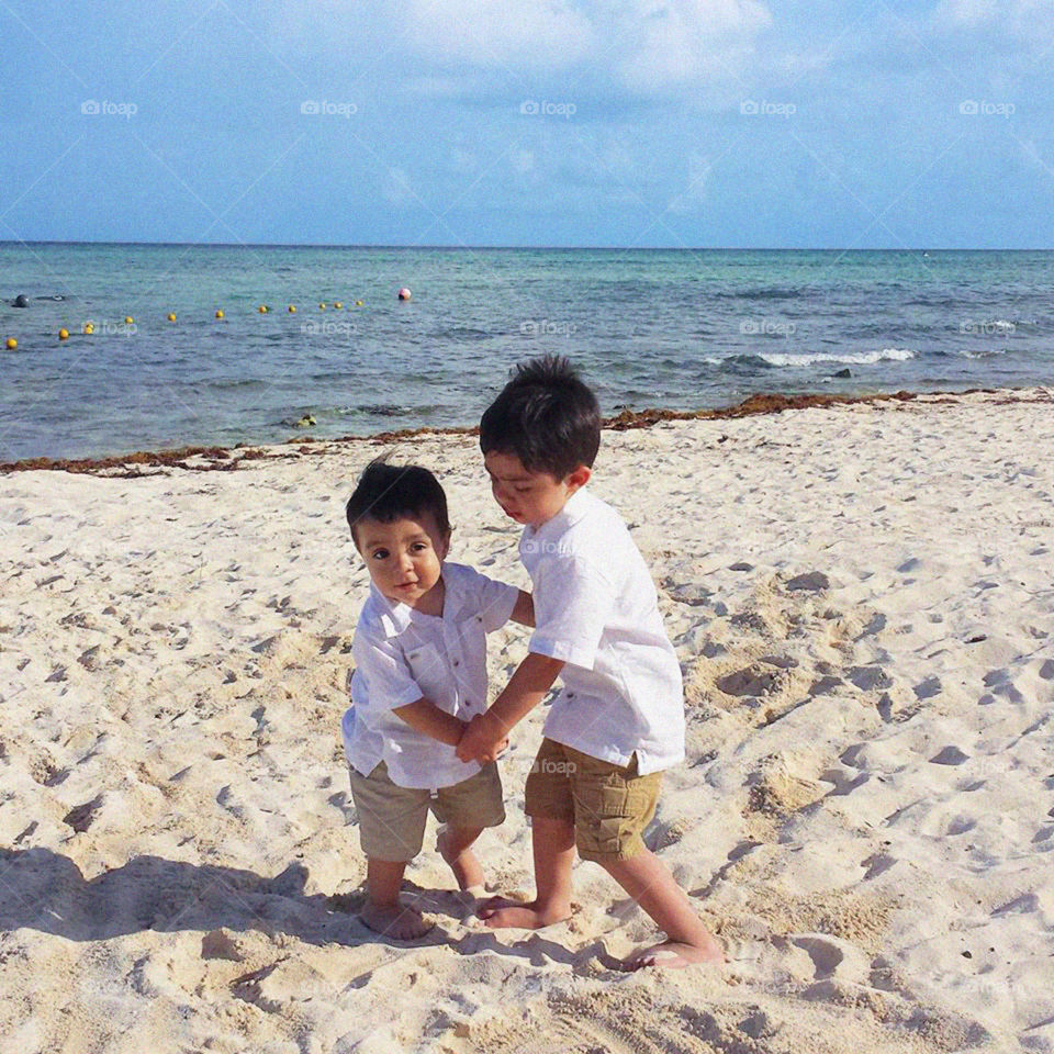 kids dansing on the beach